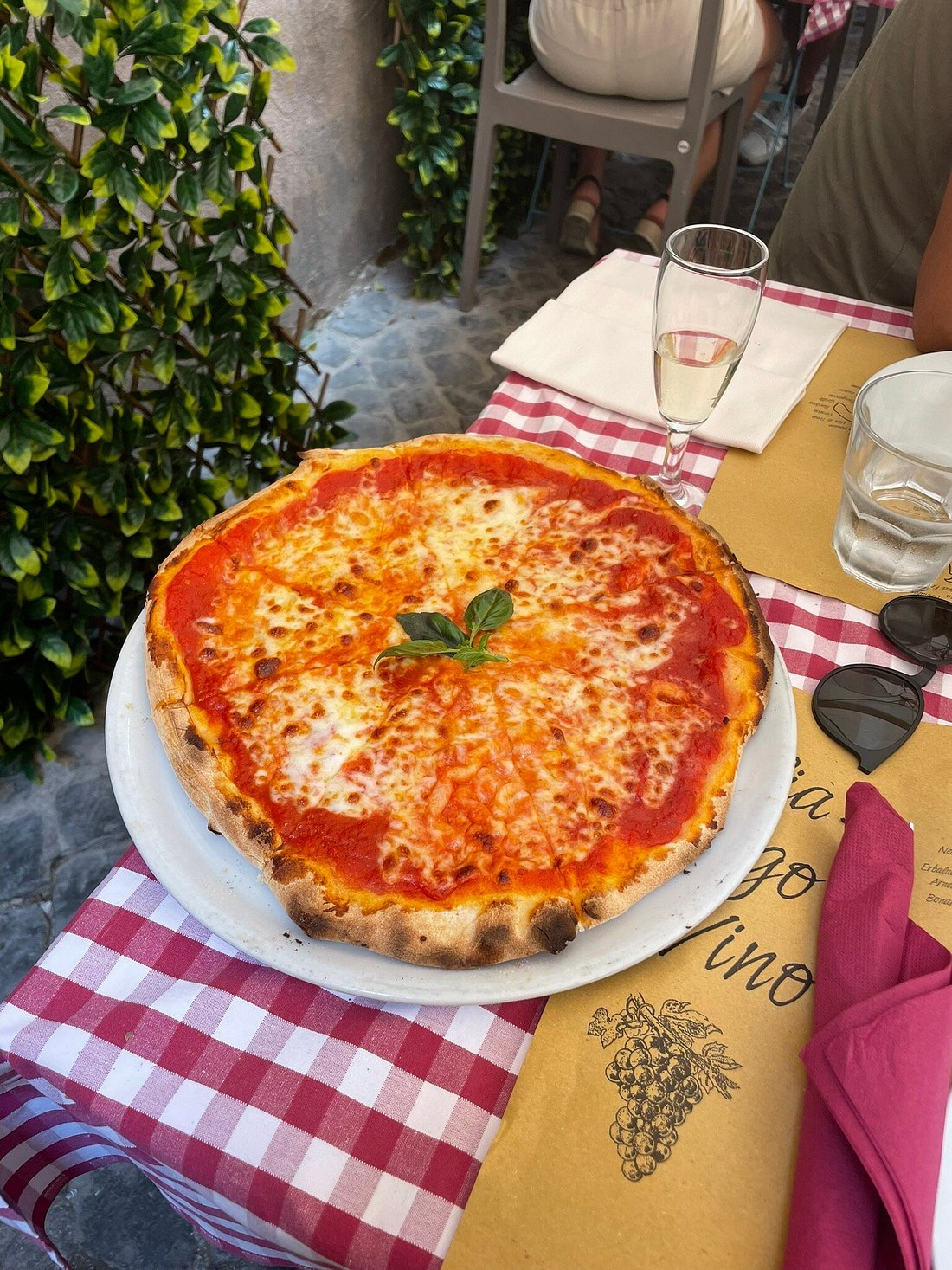 Pizza Margherita con prosecco